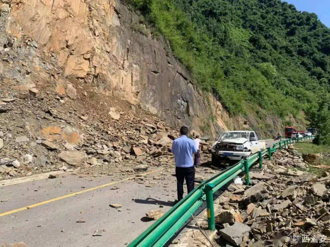 宁强一路段山体滑坡,滚石砸伤过路车辆人员