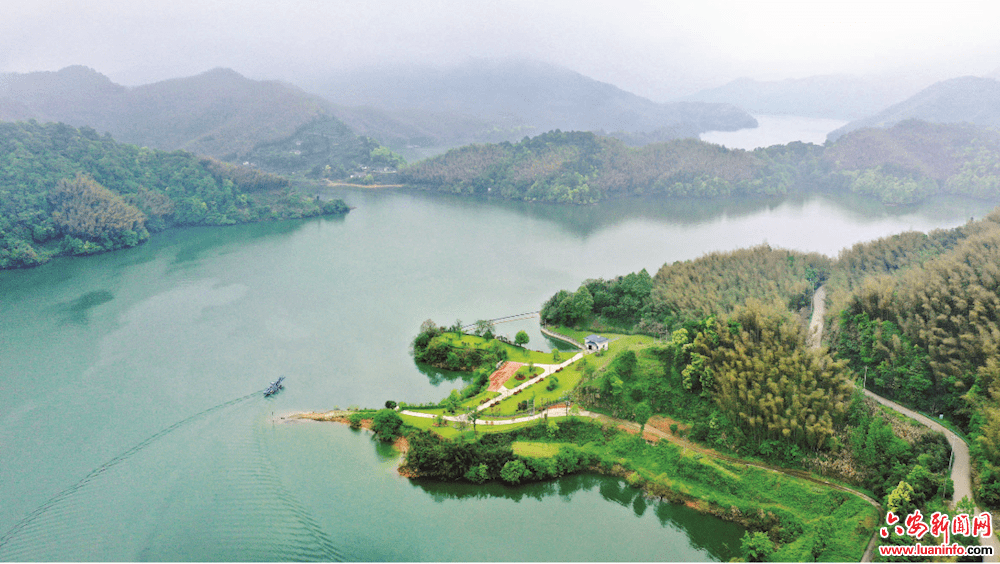 图为掩映在座座青山中的佛子岭水库碧波万顷美如画卷.