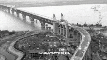 这是中国桥梁建设史上的里程碑正式通车南京长江大桥铁路桥从大桥上