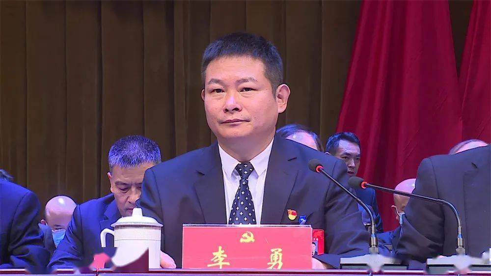 大会由县委副书记,代县长李勇主持.