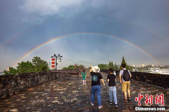 南京雨后双彩虹横跨"山水城林"