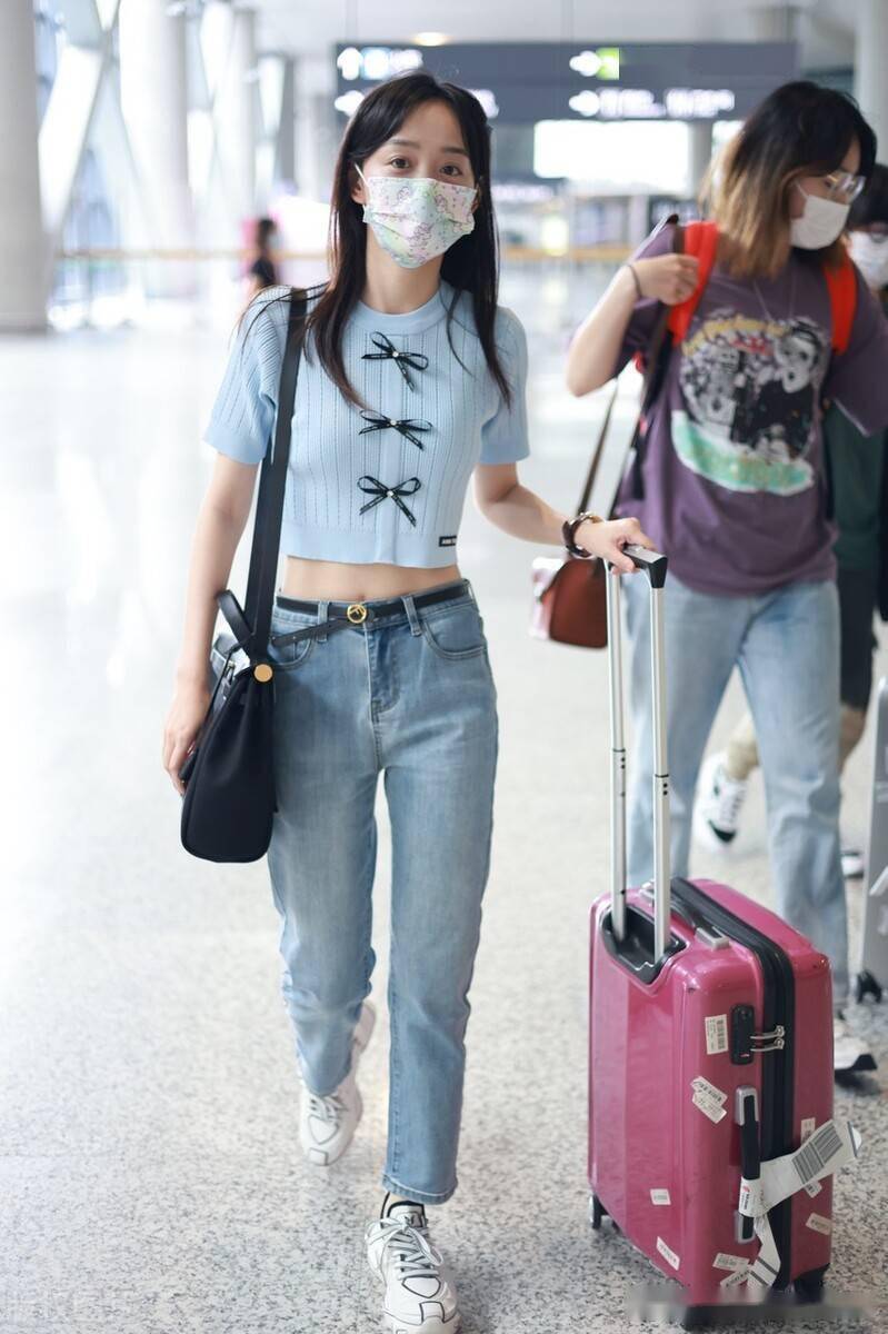 街拍:何泓姗身着露脐上衣秀出小蛮腰,蝴蝶结造型吸睛加分