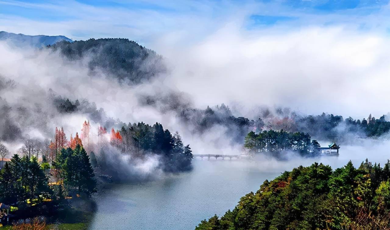 是山水旅游资源的富集地,自古有"六山一水二分田"之说,庐山,井冈山