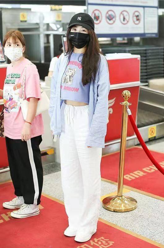 张含韵|32岁张含韵身材真好，穿露腰上衣马甲线若隐若现，气质甜美真像18岁
