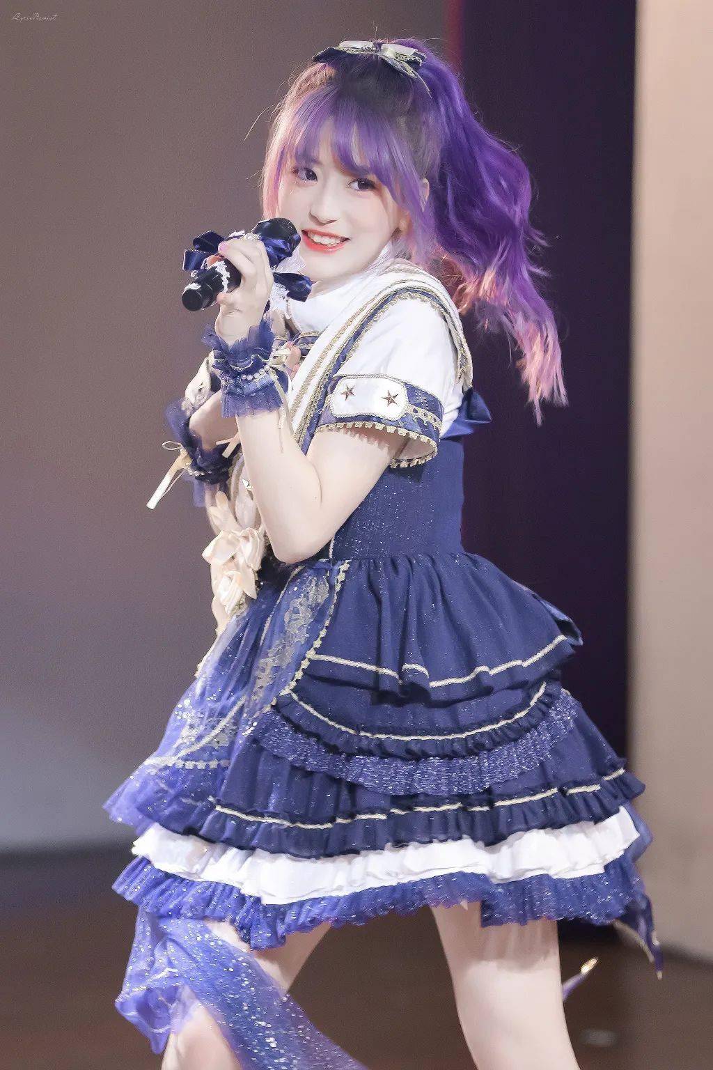 snh48林舒晴舞台上的紫发配合着动感的节奏,舞动出灵气.