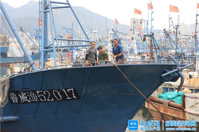 威海渔船"备战"待开海_远遥