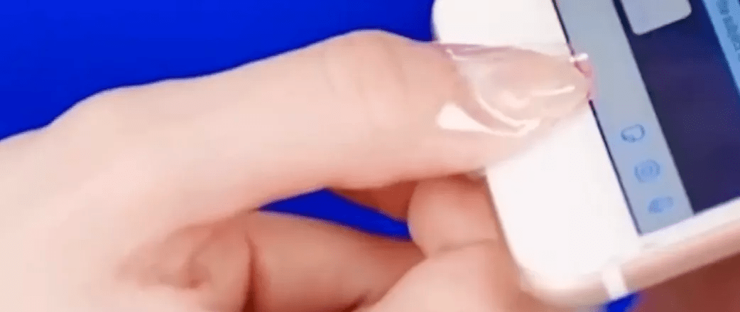 然后用透明胶带粘上指纹,套在自己的手指上,就解开手机了.