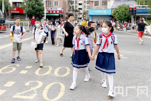 小学生手拉手走向校园(央广网发 龚雯摄)