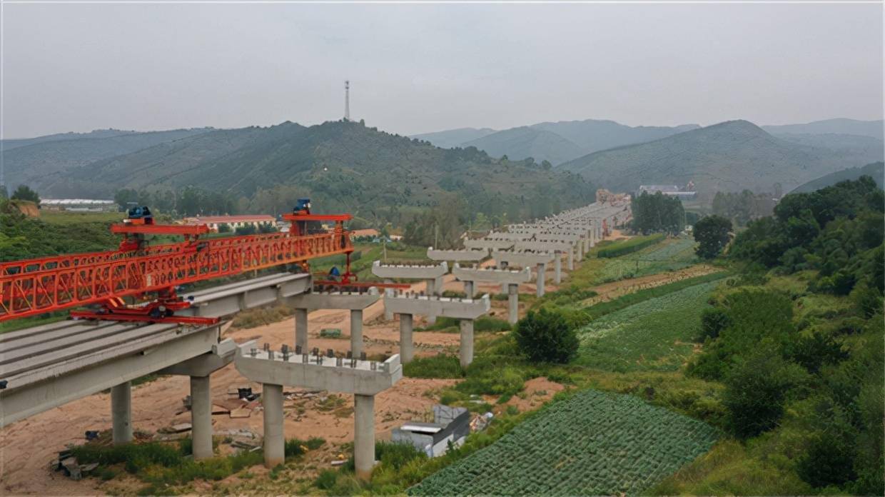 近日,在昔榆高速项目各个标段施工现场机器轰鸣,路基,隧道,桥梁,涵洞