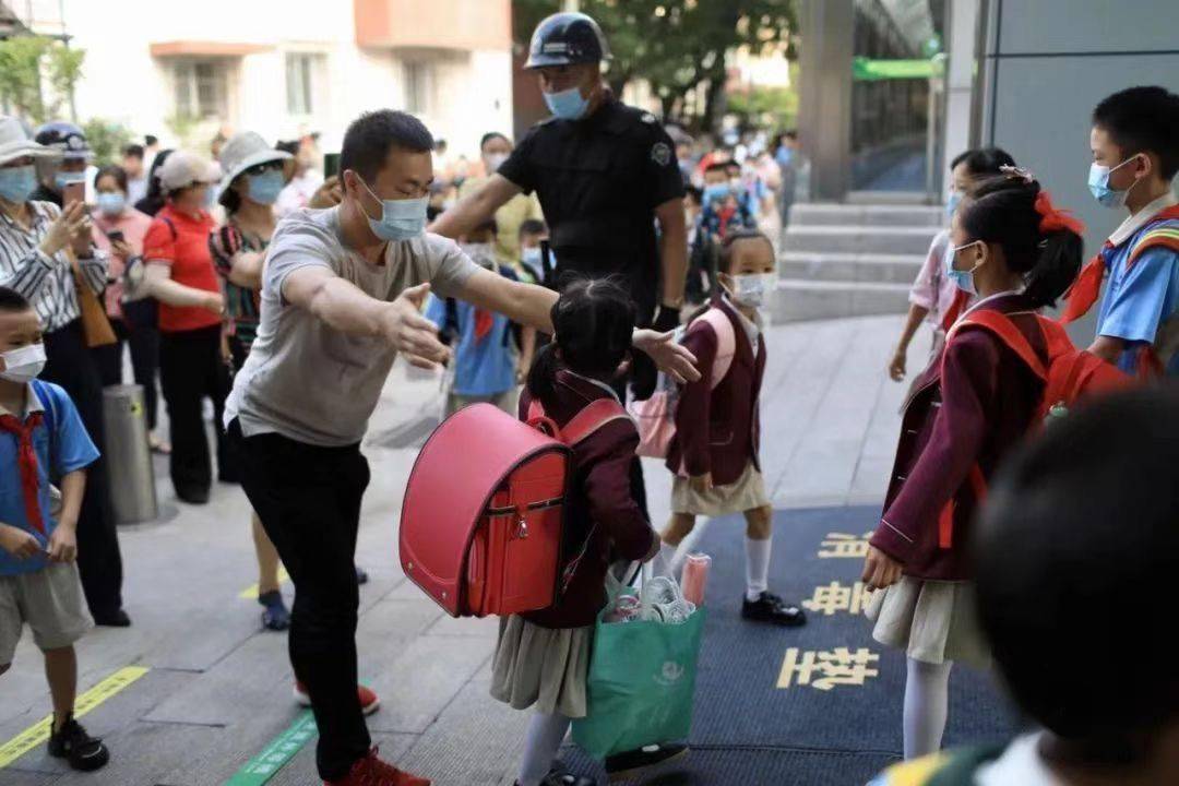 家长送孩子上学.