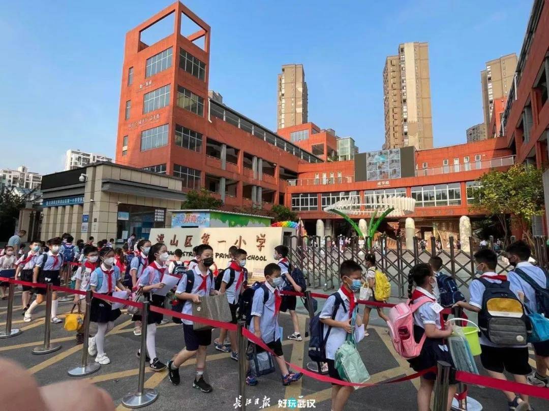 ▌洪山区第一小学,保持距离,有序进校.长江日报城市摄影队 吴娟 摄