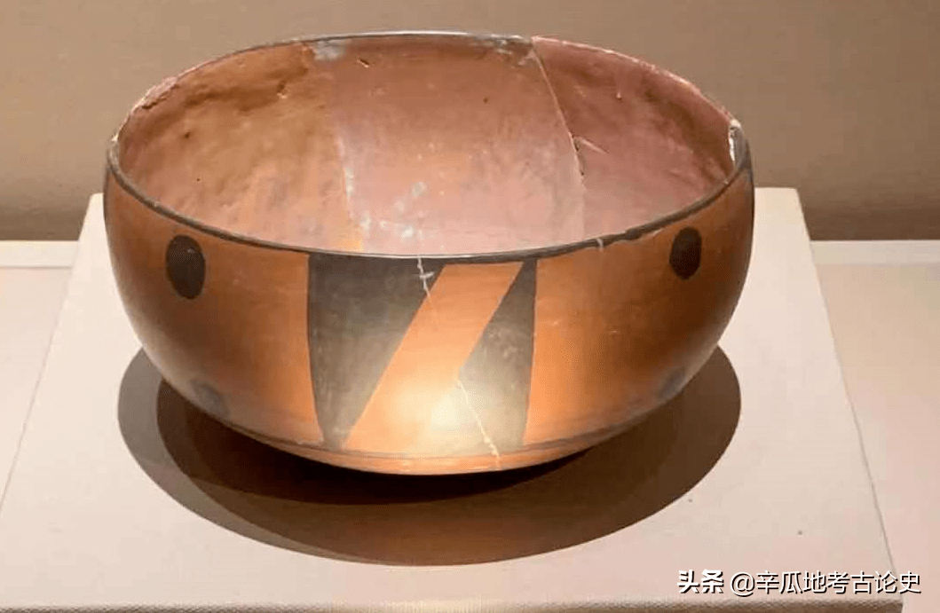 彩绘符号陶片大地湾 三足深腹罐甘肃最早的彩陶出土于秦安大地湾遗址