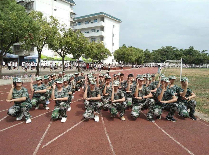 蓬勃朝气不惧骄阳锤炼唱响青春还看横塘争采桂林市第十八中学初中部