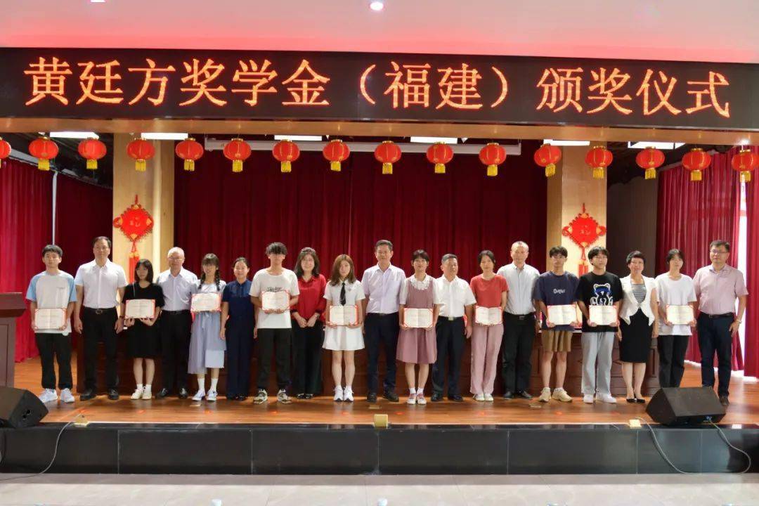 区领导杨昌文,张井丽,王晓莺,柯永进出席仪式,并为
