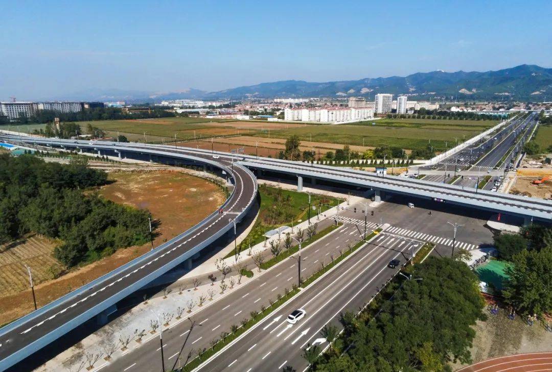 "驾车从潞阳门北路跨线立交桥匝道引桥通行的市民王玥高兴地说.