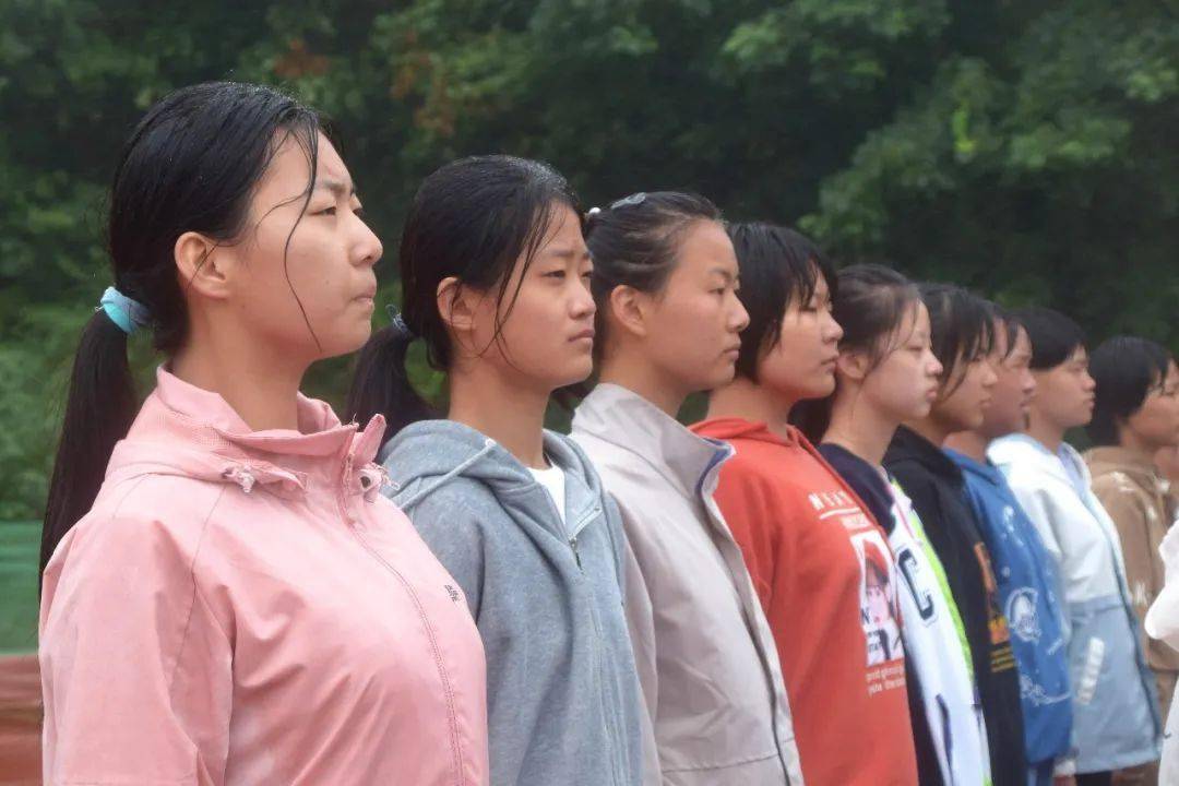 莘县一中:风雨中坚持,磨练中成长——雨中军训