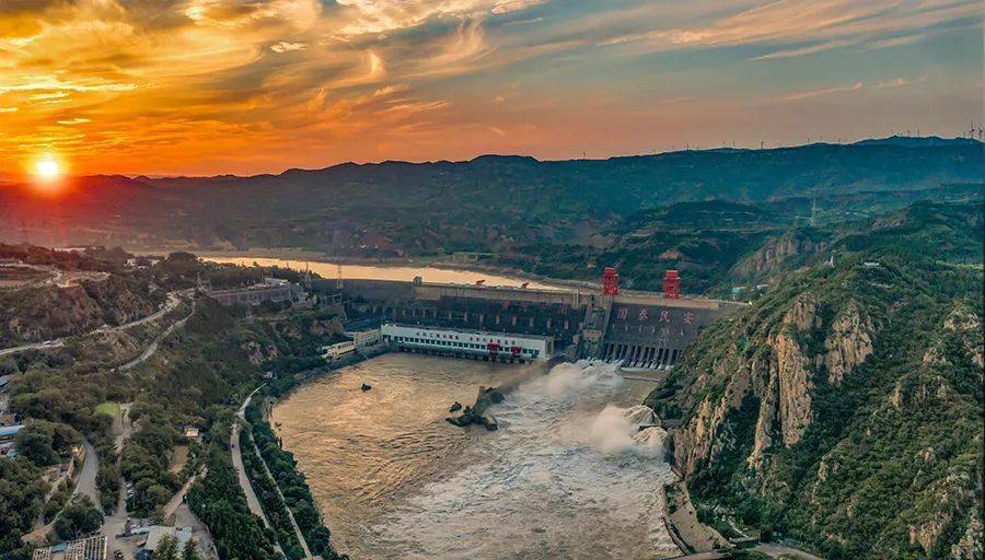 
毛主席视察BOB体育黄河南水北调工程的构想：448亿立方米的水流入最