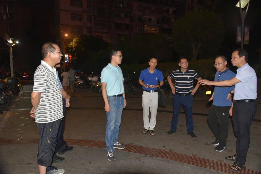 督查中,发现路面有坑洼,破损的情况,黄桂诚说——
