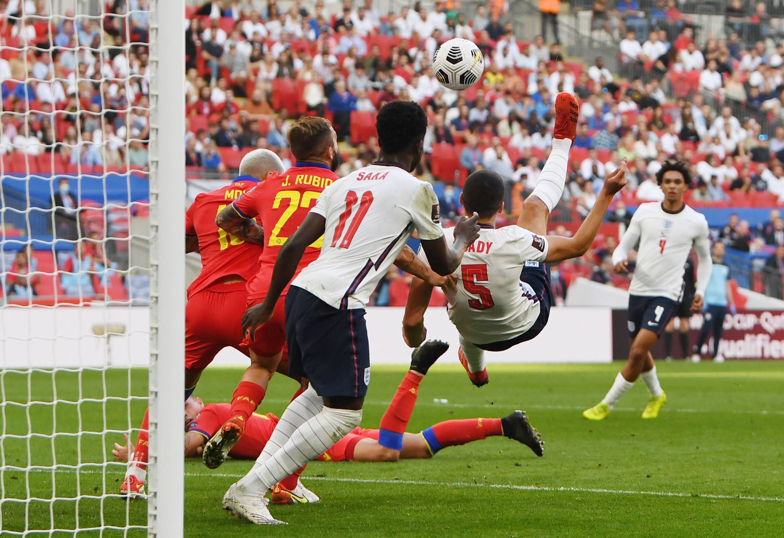 9月5日,英格兰队球员科迪倒钩射门.