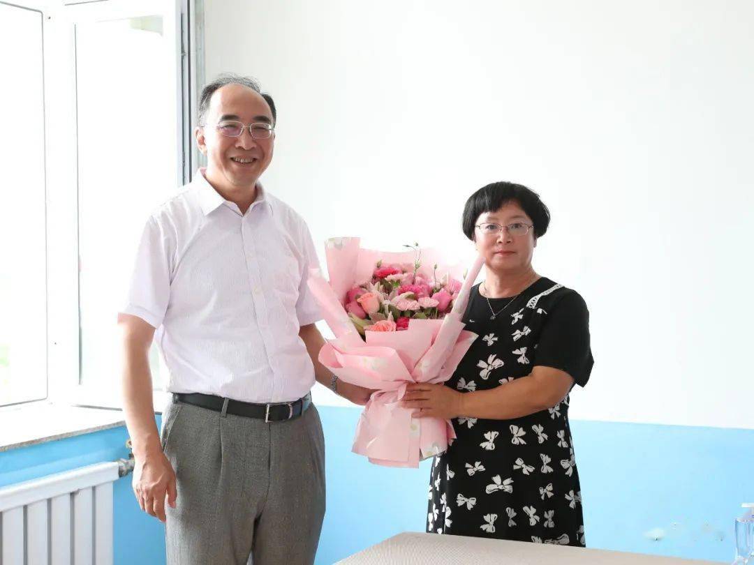 当天,申守勃一行首先来到庄河市第六高级中学,看望慰问了校长贾学拥.