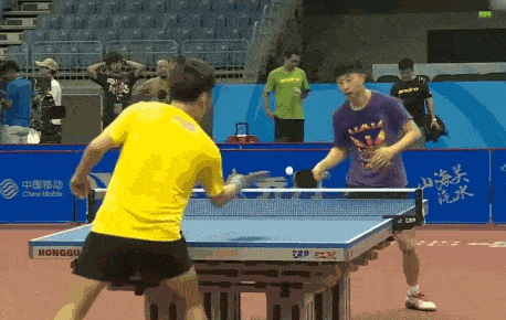 我想你说的是对方发的偏短的球吧,如果是发的下旋长球,你要是想搓得