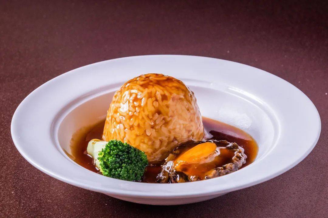 招牌港式鲍鱼捞饭〓 粤菜名品,含有丰富的蛋白质 鲍鱼软嫩,汤汁稠鲜