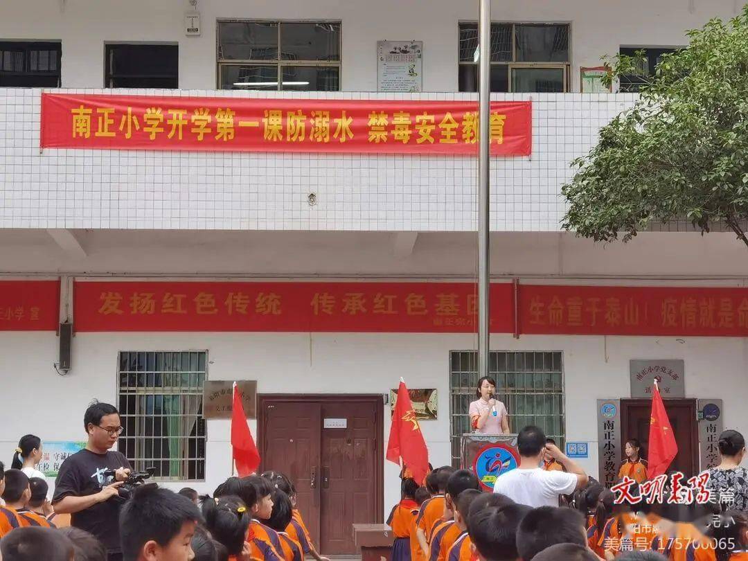 6日,耒阳交警大队民警到耒阳若兰小学开展交通安全知识进校园宣讲活动