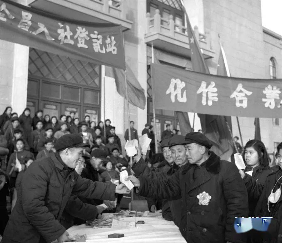 图|北京崇文区手工业者在加入手工业生产合作社登记站里递交申请入社