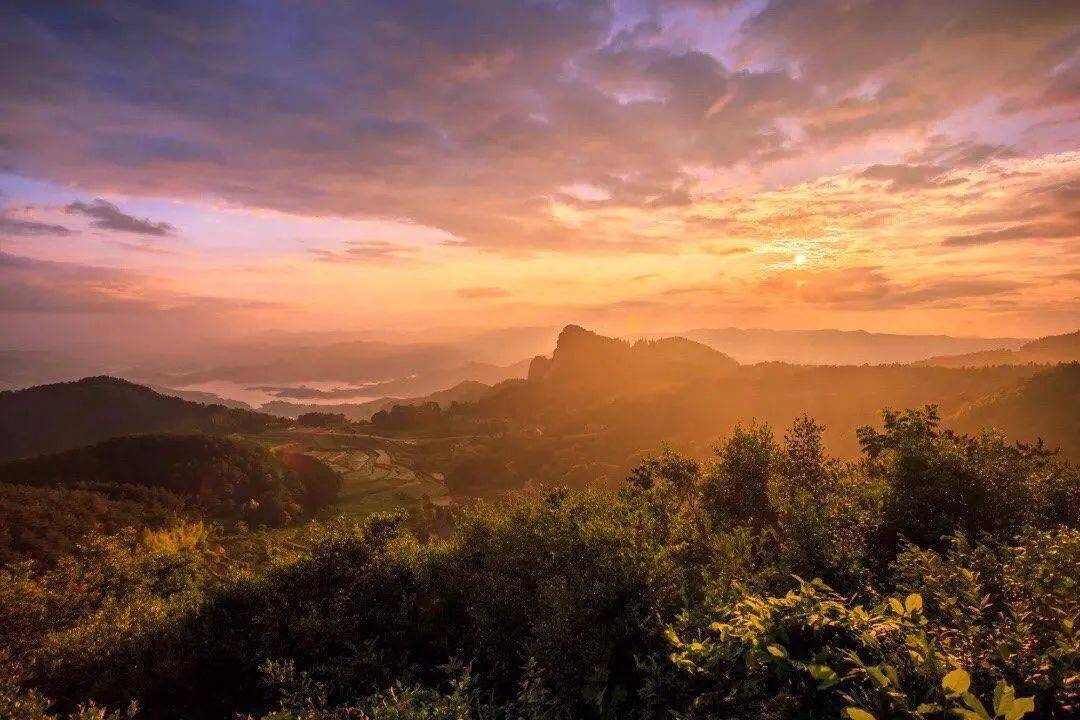 麻城狮子峰景区位于大别山腹地,江淮分水岭南麓,东临安徽金寨国家