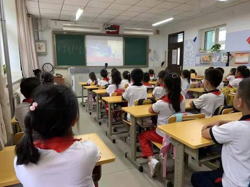 全区小学生观看中国空间站科创体验基地首场活动直播