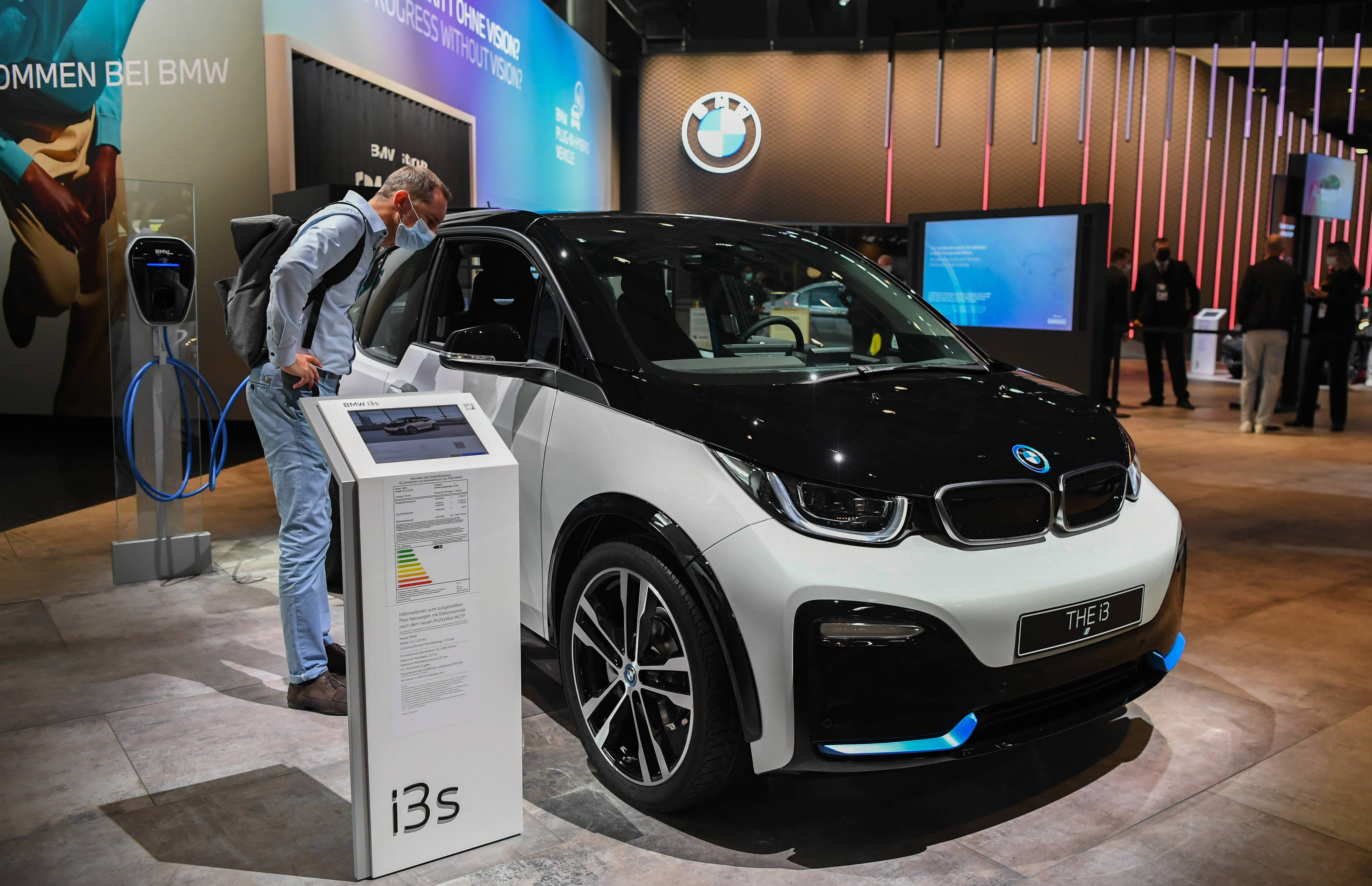这是9月7日在德国慕尼黑国际车展上拍摄的宝马i3s电动汽车.