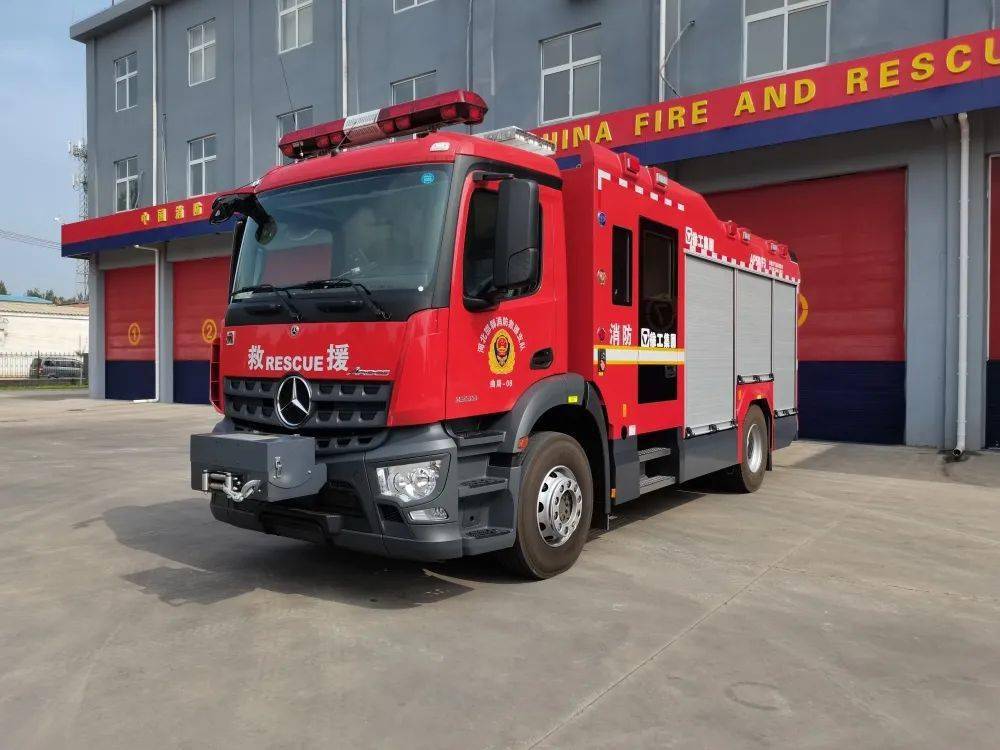 市政府为支队购置两部德国全进口城市主战消防车,冀南新区管委会为