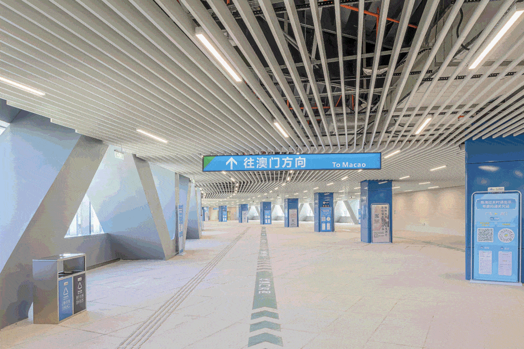 连接通道设计为双层结构,上层为澳门往珠海入境通道,连接粤方联检