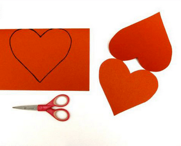 制作步骤:将纸卡片对折,在上面画出心形,并用剪刀剪下; 注意心的顶部