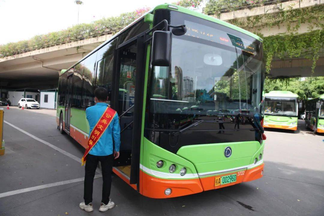 南宁公交集团邕城公交公司以优质服务喜迎第18届中国—东盟博览会
