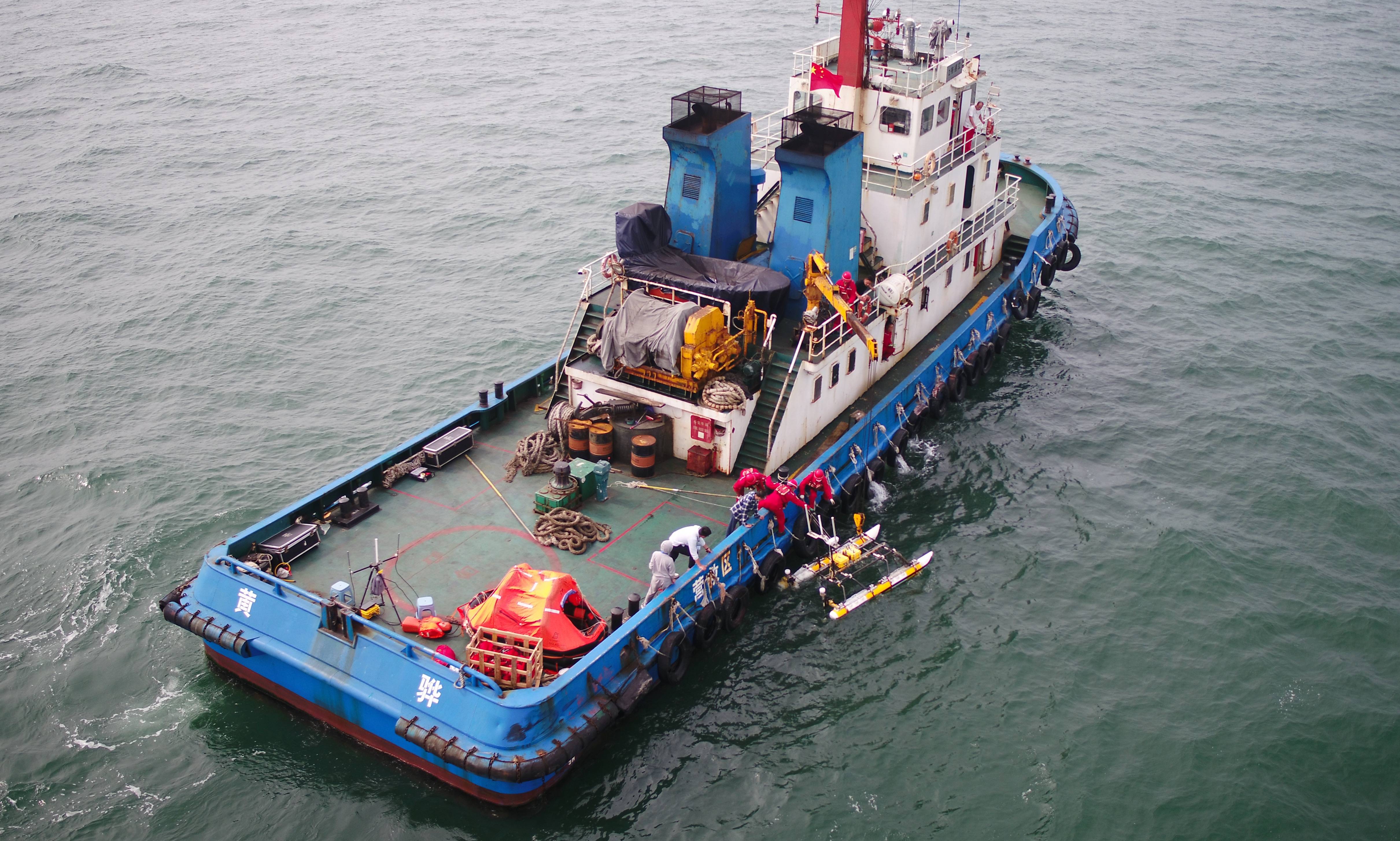 9月13日,在河北曹妃甸海域,搜救船释放智能无人艇进行搜寻救助工作(无