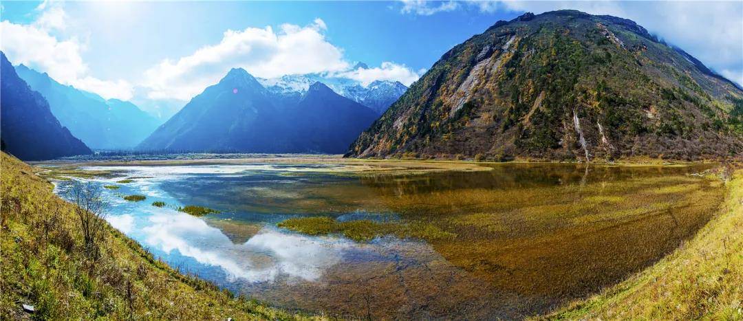 位于松潘县的花绿二海和九寨沟县的甲勿池便是岷山深处的艳景.