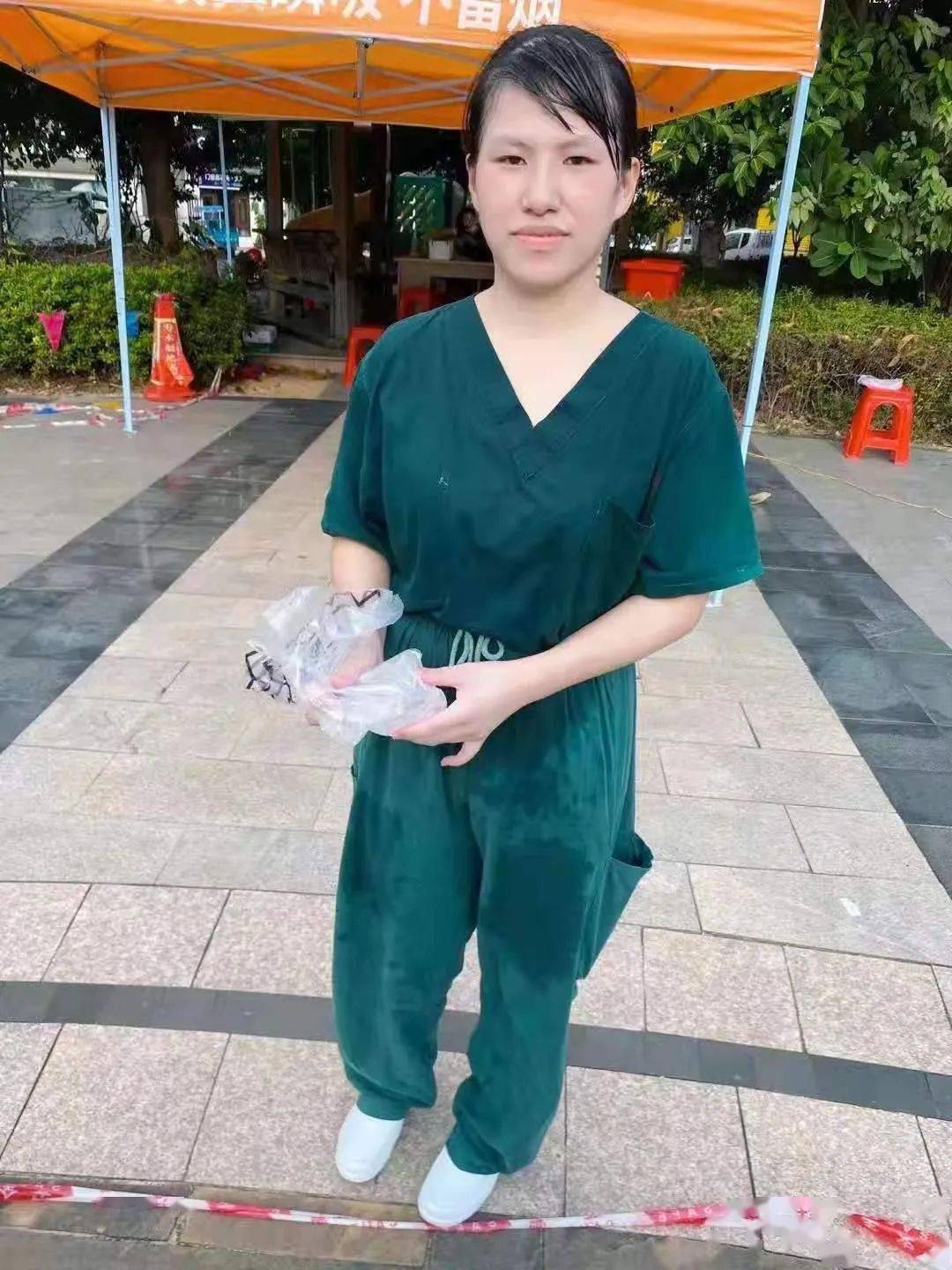 南平市人民医院援莆队员张晓玲脱下防护服,全身衣服早已湿透.