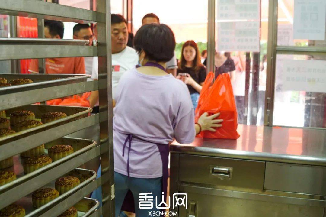 珠海这家月饼店开了38年,来买要排队两小时!