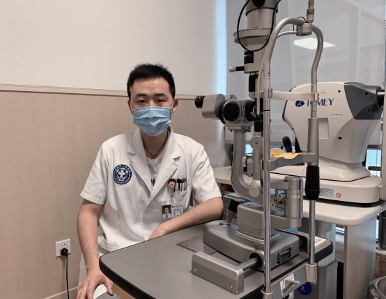 全飞秒来了 | 眼科医生自己都做手术了,近视的你还在等什么呢 !