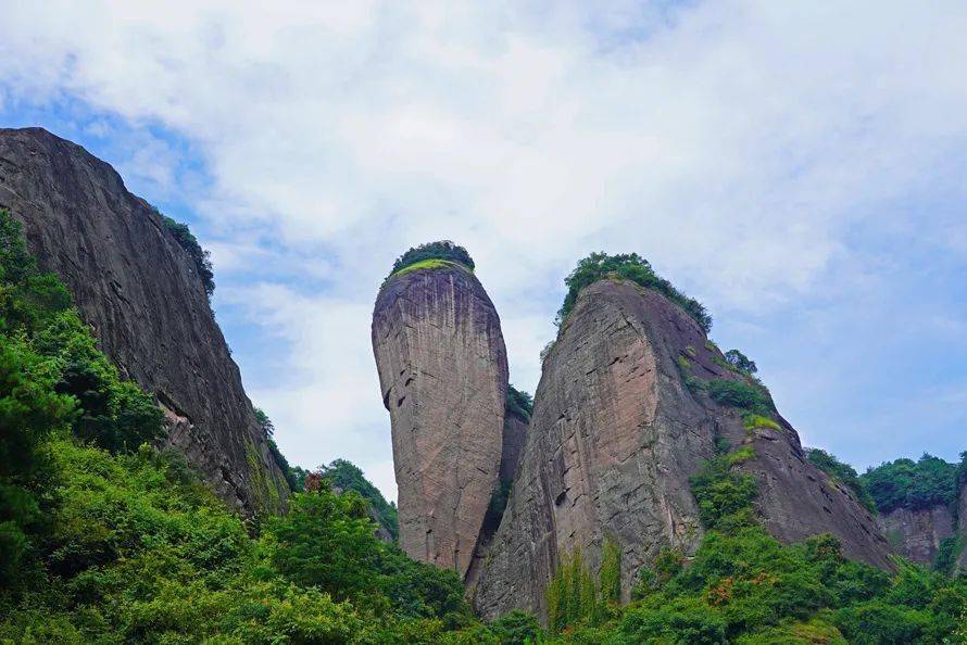 辣椒峰是崀山风景区的"六绝"之一,天然的一座石峰,因形似辣椒而得名.