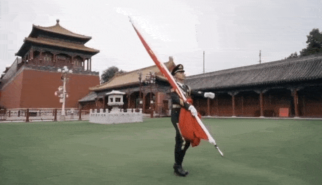 着陆场|神十二着陆场升起五星红旗的他，对天安门国旗班提了个问题