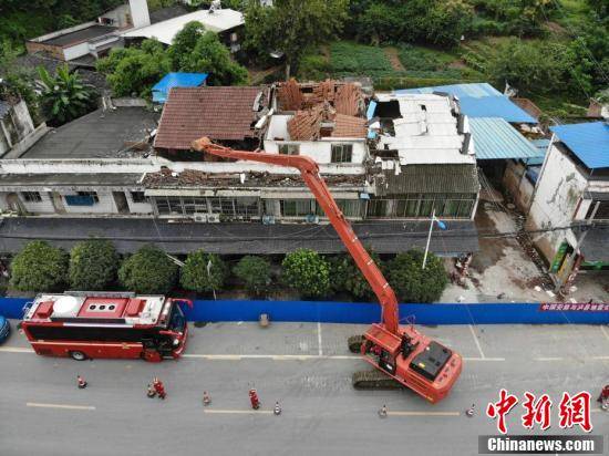 9月18日,四川泸县地震震中福集镇,工程车开始对因地震损毁的建筑结构
