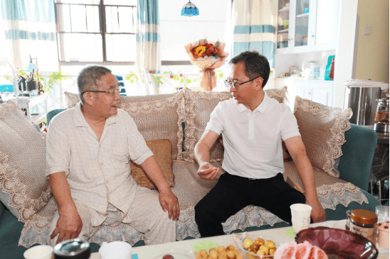 李志坚看望慰问了省科委原主任张寅南,省科技厅原厅长季益贵,及李同昌