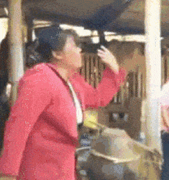 搞笑gif:别笑,有一个可是我未来丈母娘