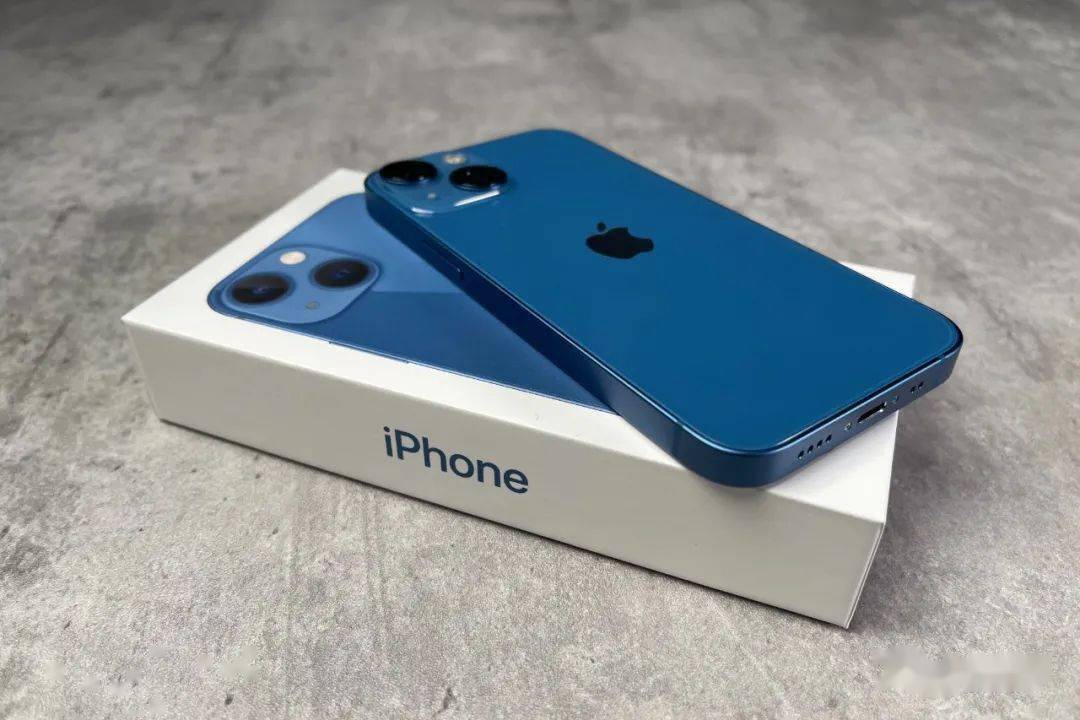 【上手】iphone 13 mini蓝色真机实拍 附对比iphone12上代蓝色