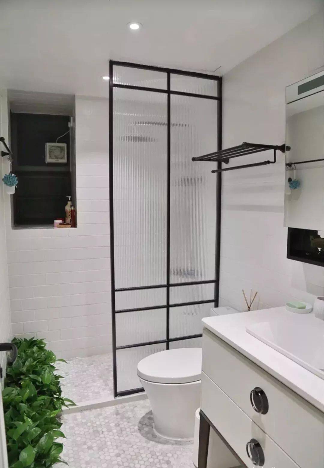 小户型卫生间适合用什么做隔断?玻璃和浴帘都可以