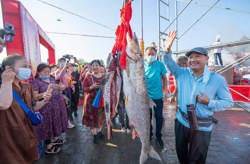 游客|万人锅炖百斤“鱼王” 河南南阳庆丰收