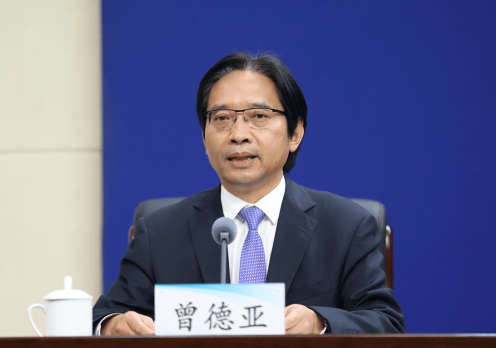 新闻发布会由省委宣传部常务副部长曾德亚主持