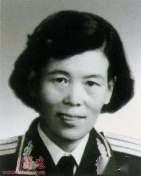 汤 池少将的夫人田 华(1962年授,1964年晋升)史群英中校(1960年授)史